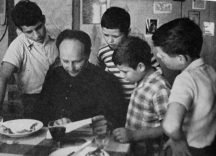 13x18-O-Don-Milani-e-ragazzi-al-tavolo-1.jpg